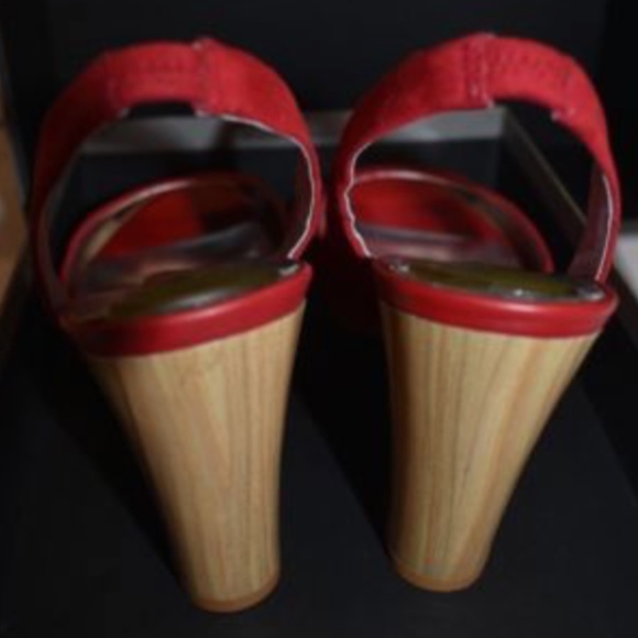 Kenneth Cole Silver Tech Red Suede Heel Sandal-6M - Picture 3 of 6